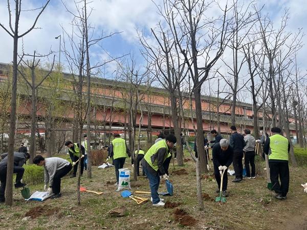 NSP통신-환경오염물질을 배출하는 사업체와 식목 활동 (사진 = 강서구)