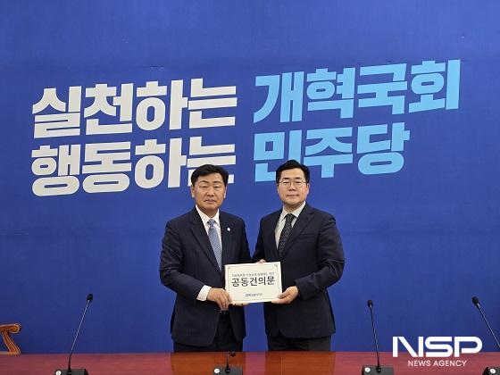 NSP통신-김관영 전북특별자치도지사(왼쪽)가 지난 25일 더불어민주당 소속 비수도권 광역단체장들의 뜻을 모아 지방특화형 가업상속 공제제도 개선 공동 건의문을 더불어민주당 박찬대 원내대표에 전달했다. (사진 = 전북자치도)