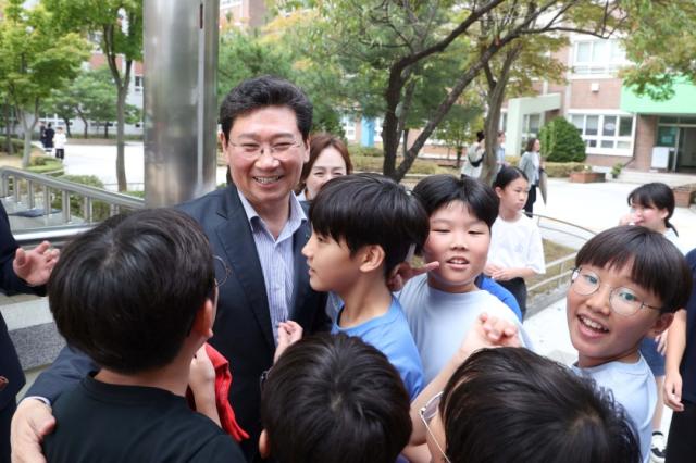 NSP통신-이상일 용인특례시장이 고림초를 찾아 학생들의 인사에 화답하고 있다. (사진 = 용인특례시)