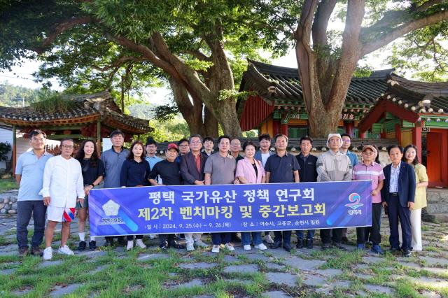 NSP통신-평택시의회 평택 국가유산 정책 연구회 국가문화유산 제2차 벤치마킹 기념촬영 모습. (사진 = 평택시의회)