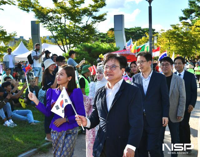 NSP통신-기념식 행사를 하기 전 퍼레이드를 하고 있는 모습. (사진 = 조이호 기자)