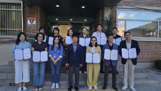 NSP통신-27일 오후 안양시 인재육성재단 멜버른 강의실에서 지역주도 진로교육 연구회가 공식 발족하고 기념 촬영 하는 모습. (사진 = 안양시)