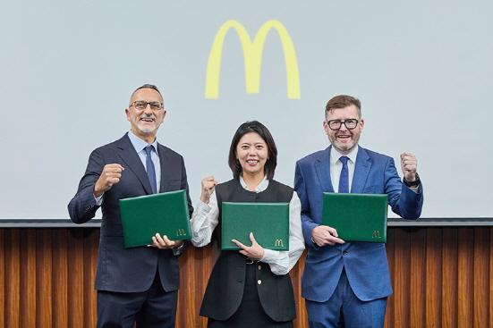 NSP통신-왼쪽부터 한국맥도날드 전략적 파트너 카말 알 마나, 김기원 대표, 글로벌 맥도날드 아시아 사업부 사장 스탠 헤이튼스 (사진 = 한국맥도날드 제공)