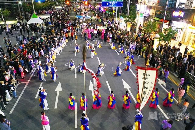 NSP통신-안성맞춤 남사당 바우덕이 축제 길놀이 퍼레이드 행사 모습. (사진 = 안성시)