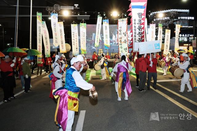 NSP통신-안성맞춤 남사당 바우덕이 축제 길놀이 퍼레이드 행사 모습. (사진 = 안성시)