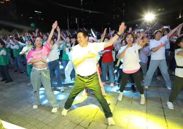 NSP통신-지난달 29일 평촌중앙공원에서 열린 폐막식 시민 커뮤니티 댄스 축제에서 최대호 시장과 시민들의 참여 모습. (사진 = 안양시)