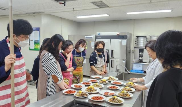 NSP통신-광명시여성비전센터 자격증 취득과정인 한식조리기능사 자격 과정을 진행하는 모습. (사진 = 광명시)