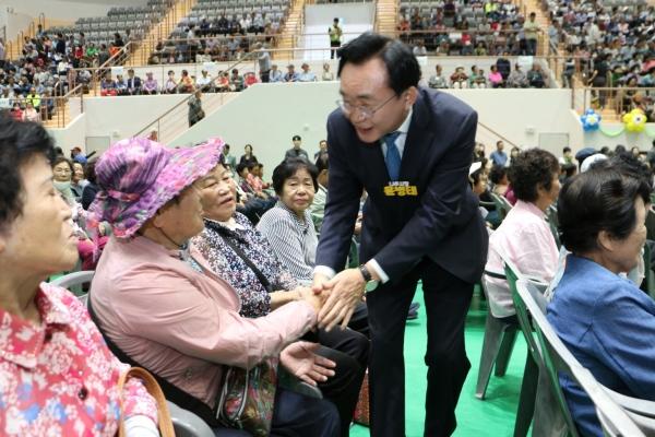 NSP통신-윤병태 나주시장이 최근 열린 제28회 노인의 날 기념식에서 어르신들의 안부를 살피고 있다. (사진 = 나주시)