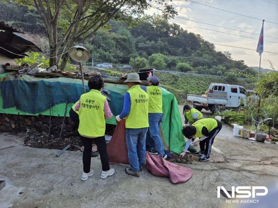 NSP통신-마당에 방치된 쓰레기 정리 (사진 = 광양시청)