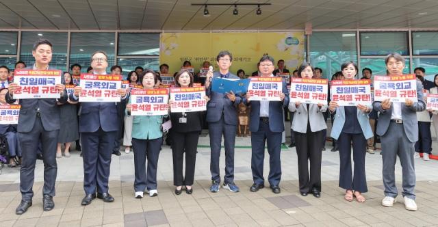 NSP통신-2일 경기도의회 민주당 대일굴욕외교대책위가 성남시의회 본회의에서 부결된 독도지키기 촉구 결의안에 대해 성남시의회 국민의힘 의원들의 만행을 규탄하고 있다. (사진 = 국중범 의원실)