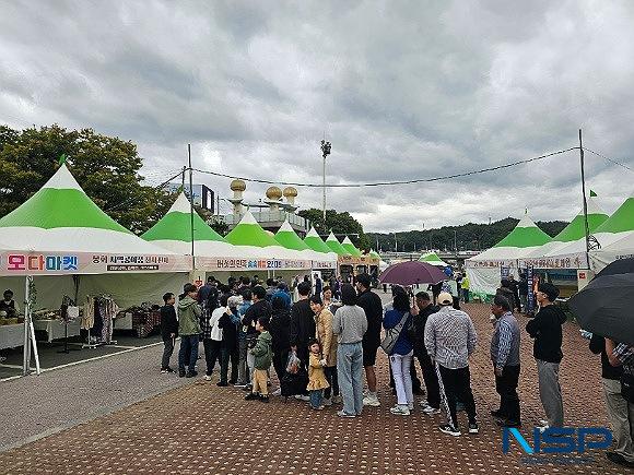 NSP통신-봉화송이축제는 기존 판매행사 외에도 축제를 알차게 즐길 수 있도록 풍성한 볼거리와 즐길거리가 준비되어 있으며, 목재 친화도시 플랫폼 구축을 위한 2024 목재문화축제 등 다채로운 연계 행사들이 함께 진행된다. (사진 = 김오현기자)