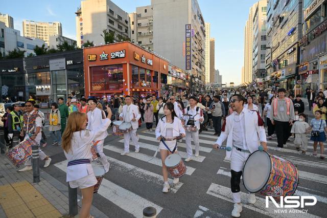 NSP통신-라퍼커션이 구래역부터 타악 퍼레이드를 펼치고 있는 모습. (사진 = 조이호 기자)