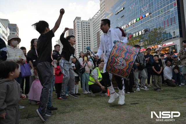 NSP통신-라퍼커션이 시민들과 함께 신나게 타악 연주를 하고 있는 모습. (사진 = 조이호 기자)