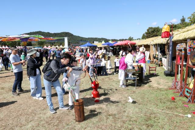 NSP통신-가족과 친구, 연인들이 바우덕이 축제장을 방문해 다채로운 체험을 즐기고 있다. (사진 = 안성시)