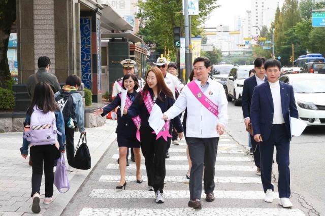 NSP통신-이상일 용인특례시장이 7일 기흥구 동백동 동막초 통학로를 점검하면서 지나가는 학생들과 인사를 나누고 있다. (사진 = 용인특례시)