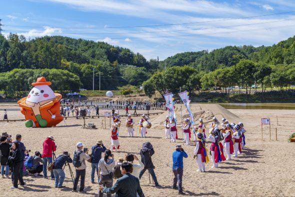 NSP통신-외나무다리 따라 시간여행 영주 무섬외나무다리축제 성료, 고즈넉한 무섬 정취와 함께한 가을날 역사와 현재가 공존하는 매력에 빠져 (사진 = 영주시)