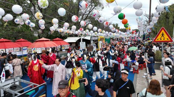 NSP통신-탈과 탈춤이 가득하고 볼거리, 즐길거리, 먹거리 많았던 2024 안동국제탈춤페스티벌 역대 가장 많은 148만여 명 다녀가며 성황리에 막 내리다. 역대 가장 많은 공연단 참여해 다양한 공연 선보였고, 더본코리아와 협약해 탈춤을 스토리로 새로운 음식 개발, 마스크체인지존 등 탈(MASK)이 많은 축제 만들기에 노력, 권기창 안동시장은 올해 드러난 문제점은 내년을 준비하며 고치고, 앞으로 더욱 성장하는 축제가 될 수 있게 하겠다 고 전했다. (사진 = 안동시)