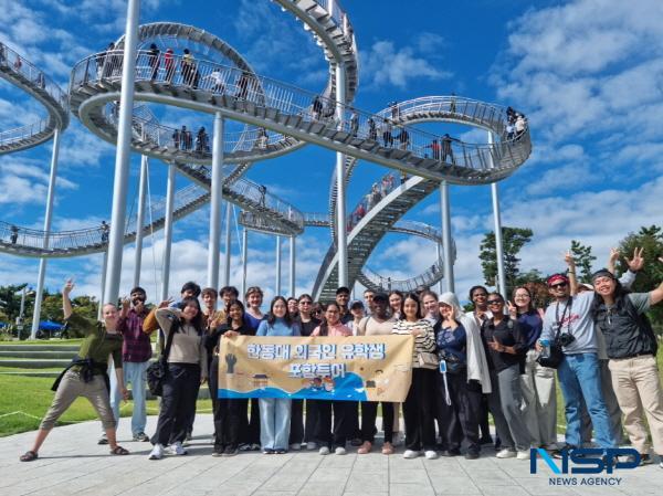 NSP통신-포항시는 지난 5일 한동대 외국인 학생 30명을 대상으로 포항 관광지 팸투어 행사를 시행했다. (사진 = 포항시)