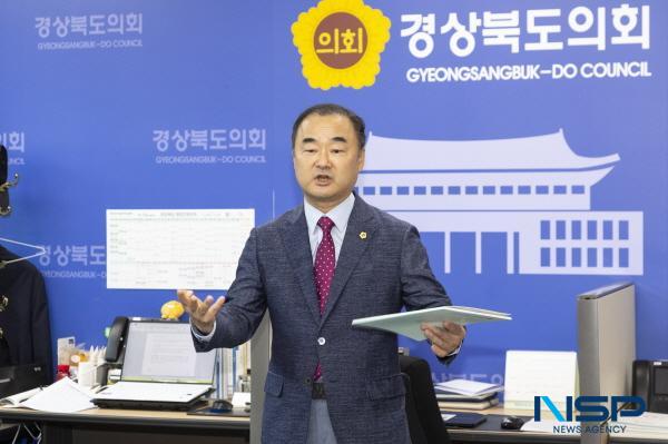 NSP통신-경북도의회 박규탁 수석대변인이 7일 의회 기자실에서 홍준표 대구시장의 플랜 B 주장에 대해 입장문을 밝히고 있다. (사진 = 경상북도의회)