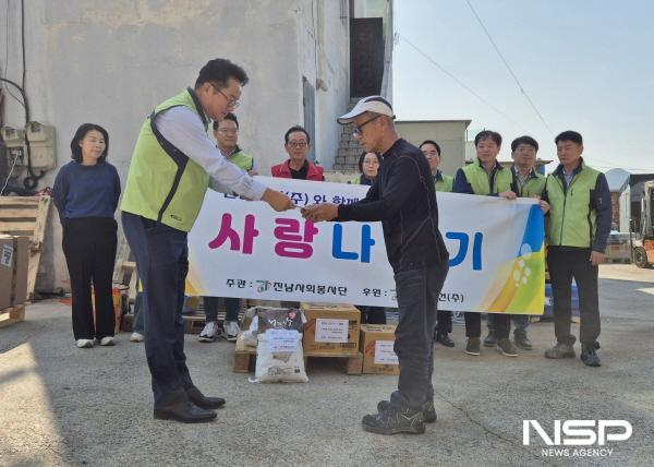 NSP통신-진남토건 채선묵 대표가 화재피해 가정에 금일봉을 전달하고 있다. (사진 = 서순곤 기자)