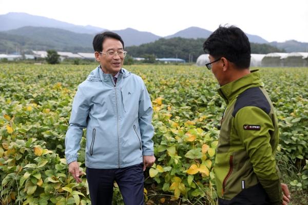 NSP통신-강진원 군수(사진 왼쪽)가 지난 7일 칠량면 송정리 한 농가를 방문해 논콩 재배와 관련한 대화를 나누고 있다. (사진 = 강진군)