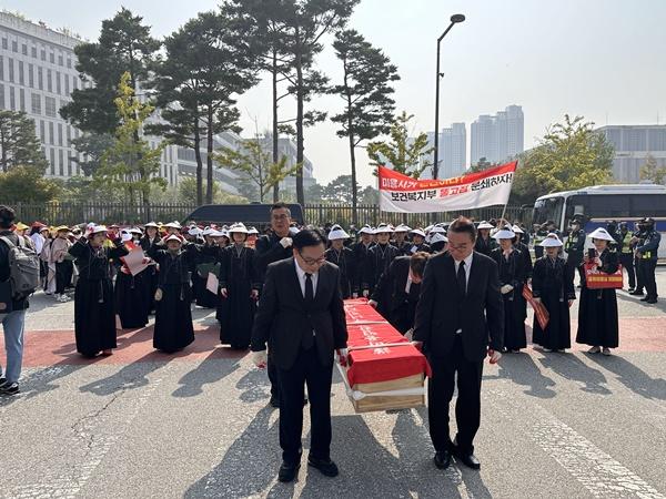 NSP통신-대한미용사회중앙회의 모두가 망하자는 공유미용실 정책을 철회하라는 내용의 퍼포먼스 (사진 = 대한미용사회중앙회)