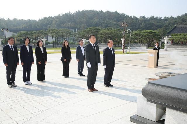 NSP통신-8일 화성시의회 경제환경위원회 임채덕 위원장(앞 줄 좌측)과 위원들이 국립5·18민주묘지에 참배를 하고 있다. (사진 = 화성시의회)