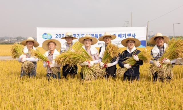 NSP통신-8일 오전 경기도 종자관리소 평택분소에서 열린 2024년 종자관리소 지역특화품종 벼 베기 행사에서 김성중 행정1부지사, 임종철 평택 부시장 등 관계 공무원들이 기념촬영을 하고 있다. (사진 = 경기도)