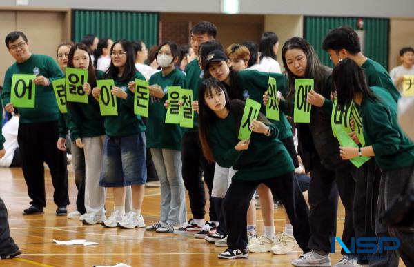 NSP통신-계명대학교가 제578돌 한글날을 맞아 외국인 유학생들을 대상으로 한글 이름 꾸미기 대회와 한국어 퀴즈대회 등 다양한 프로그램을 열어 한글의 가치를 널리 알렸다. (사진 = 계명대학교)