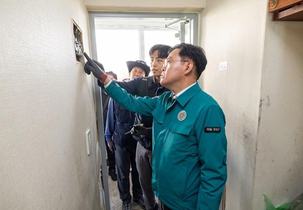 [NSP PHOTO]진교훈 강서구청장, 방화 아파트 전기시설물 현장 점검