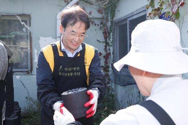 NSP통신-연탄을 나르고 있는 이동환 고양특례시장 (사진 = 고양시)