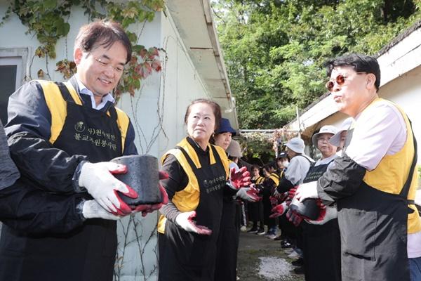 NSP통신-연탄을 나르고 있는 이동환 고양특례시장 (사진 = 고양시)