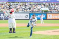 [NSP PHOTO]이재준 수원시장, KBO 준플레이오프 4차전서 시구