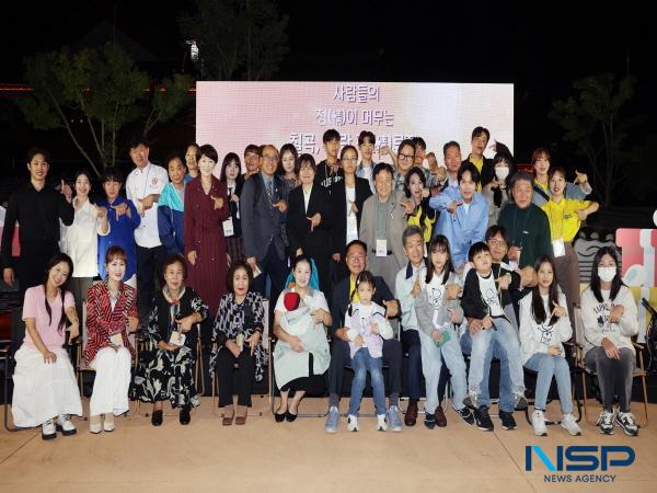 NSP통신-칠곡군은 최근 향사아트센터에서 김재욱 군수를 비롯해 10대 학생부터 70대 어르신까지 각계각층의 주민 100여 명이 참석한 가운데 사람 정(情)류장 토크 콘서트를 열었다. (사진 = 칠곡군)