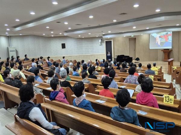 NSP통신-포항북부경찰서는 가을 행락철을 맞아 10일 장성교회 경로대학을 방문해 어르신 100명을 대상으로 교통안전 및 보이스피싱 예방교육을 실시했다. (사진 = 포항북부경찰서)