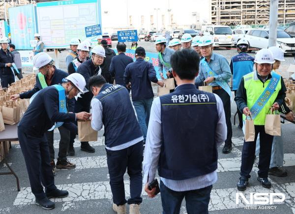 NSP통신-정기명 여수시장 등 관계자들이 GS칼텍스 여수공장에서 하반기 대정비작업 안전캠페인을 펼치고 있다. (사진 = GS칼텍스)