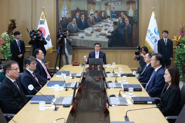 NSP통신-11일 이창용 한국은행 총재가 오전 서울 중구 한국은행에서 열린 금융통화위원회 본회의에서 회의를 주재하고 있다. (사진 = 한국은행)