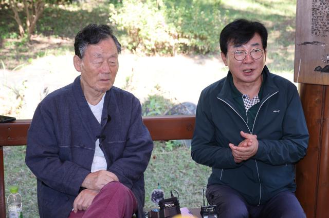 NSP통신-11일 한국인으로 첫 노벨문학상을 수상한 한강 작가와 관련해 기자회견을 한 아버지 한승원 작가(사진 왼쪽)와 김성 장흥군수. (사진 = 장흥군)