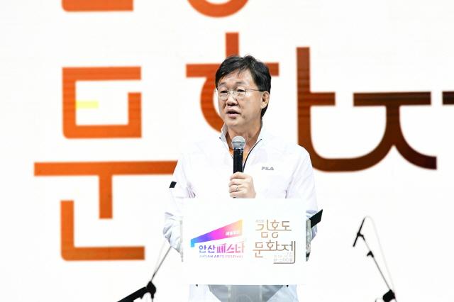 NSP통신-2024 안산페스타 제5회 김홍도 문화제에서 이민근 시장이 인사말을 하고 있다. (사진 = 안산시)