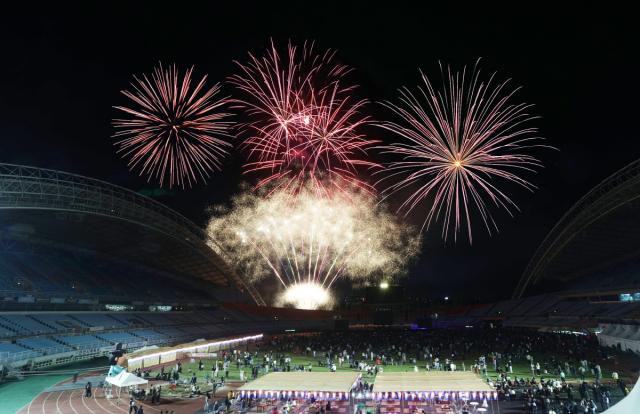 NSP통신-김홍도 문화제 축제 가운데 와~스타디움 주 경기장 밤하늘을 화려하게 수놓은 불꽃놀이 모습. (사진 = 안산시)