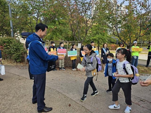 NSP통신-11일 정명근 화성시장(왼쪽)이 동탄중앙초등학교에서 학교폭력 예방 캠페인을 펼치고 있다. (사진 = 화성시)