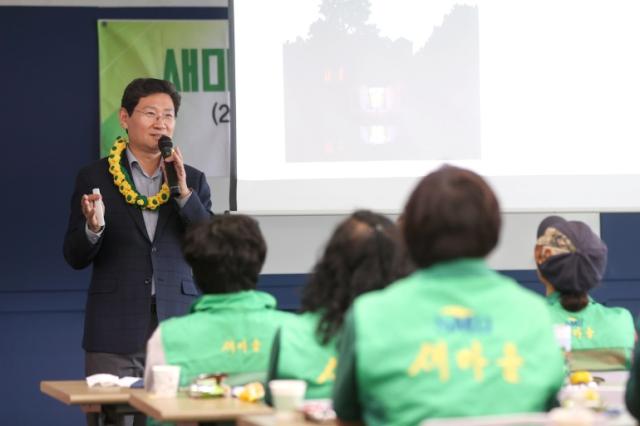 NSP통신-이상일 용인특례시장이 11일 오후 처인구 김량장동 새마을회관에서 용인시새마을지도자회 회원 대상으로 특강을 하고 있다. (사진 = 용인특례시)