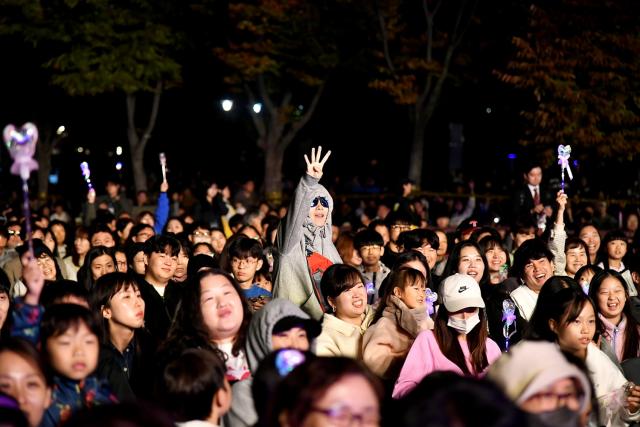 NSP통신-시민과 함께 즐기고 있는 김병수 김포시장 모습. (사진 = 김포시)