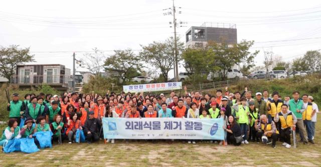 NSP통신-이상일 용인특례시장이 13일 물사랑운동본부 관계자들과 함께 포곡읍 전대리 인근 경안천에서 환경정화 활동 전개 후 참석자들과 기념촬영을 하고 있다. (사진 = 용인특례시)