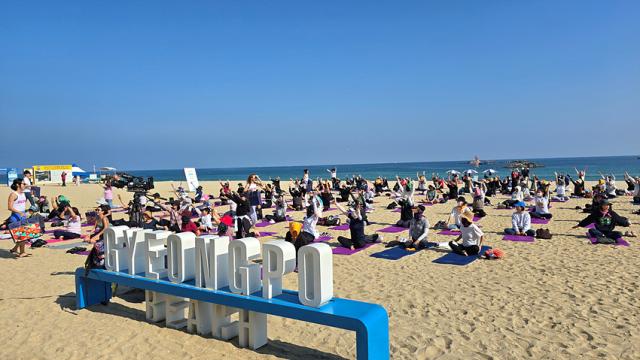 NSP통신-강릉시에서 요가와 함께하는 맨발 걷기 행사를 진행하고 있는 모습. (사진 = 강릉시)