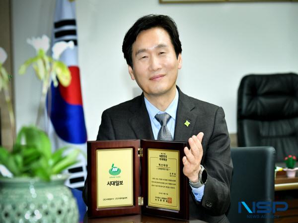 NSP통신-조현일 경산시장이 지난 11일 열린 제17회 대한민국 자치대상에서 자치단체장 부문 혁신대상을 수상했다. (사진 = 경산시)