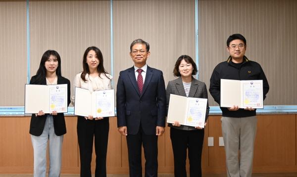 NSP통신-대구경북지방병무청은 14일 하반기 자체 제안 경진대회에서 우수한 성적으로 입상한 직원들을 격려하고 포상을 실시했다. (사진 = 대구경북지방병무청)