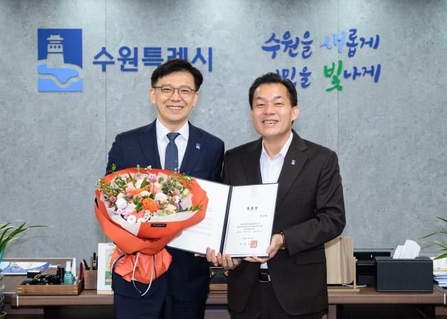 NSP통신-14일 임용장 수여 후 이재준 수원시장(오른쪽)과 현근택 제2부시장이 함께하고 있다. (사진 = 수원시)