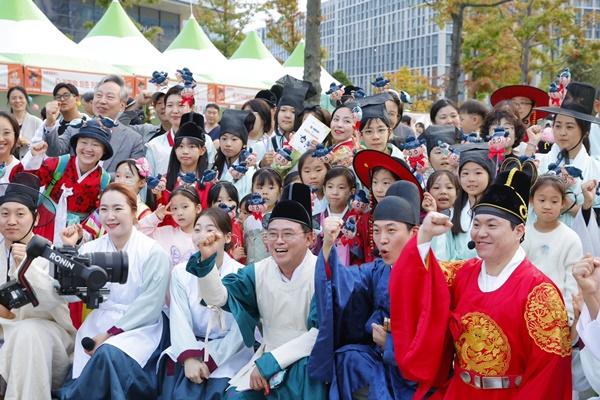 NSP통신-진교훈 서울 강서구청장(앞줄 오른쪽에서 세 번째)이 허준갈라퍼레이드 참여자들과 기념촬영을 하고 있다. (사진 = 강서구)