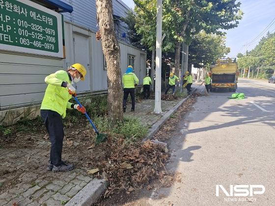 NSP통신-군산시가 14일부터 연말까지 본격적인 도로변 가로수 낙엽 수거에 나선다. (사진 = 군산시)